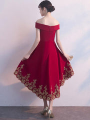 Precioso vestido de dama de honor de corte alto y bajo en rojo oscuro 