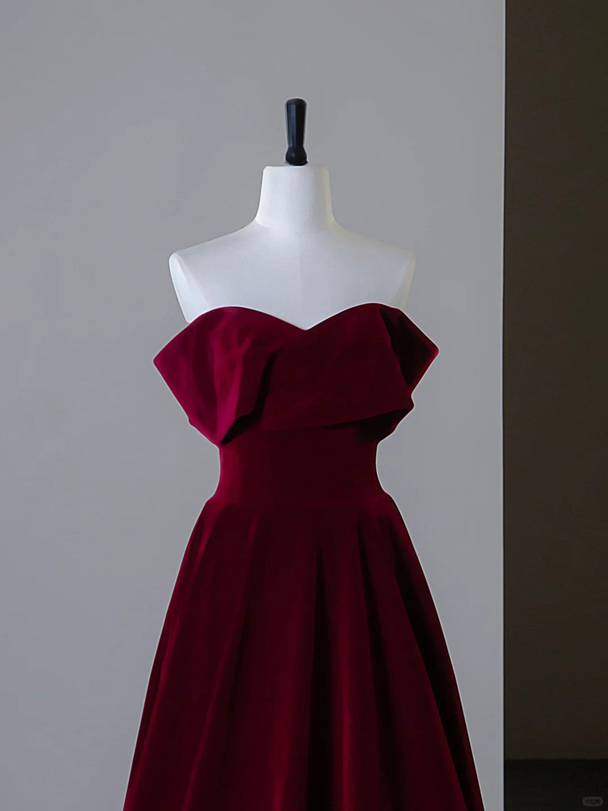 Vestido de fiesta de terciopelo rojo vino con hombros descubiertos y corte A 