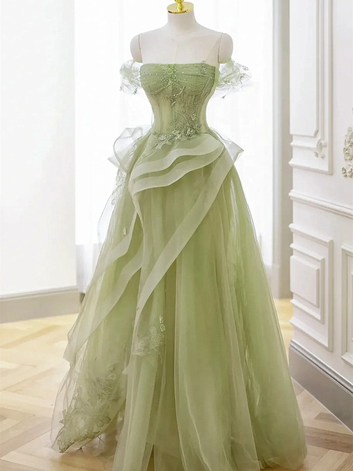 Vestido de fiesta largo de tul verde claro con hombros descubiertos 