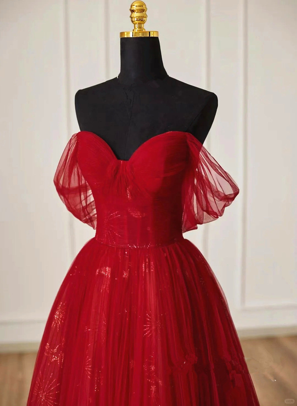 Precioso vestido de fiesta de tul rojo vino con escote en forma de corazón y hombros descubiertos 