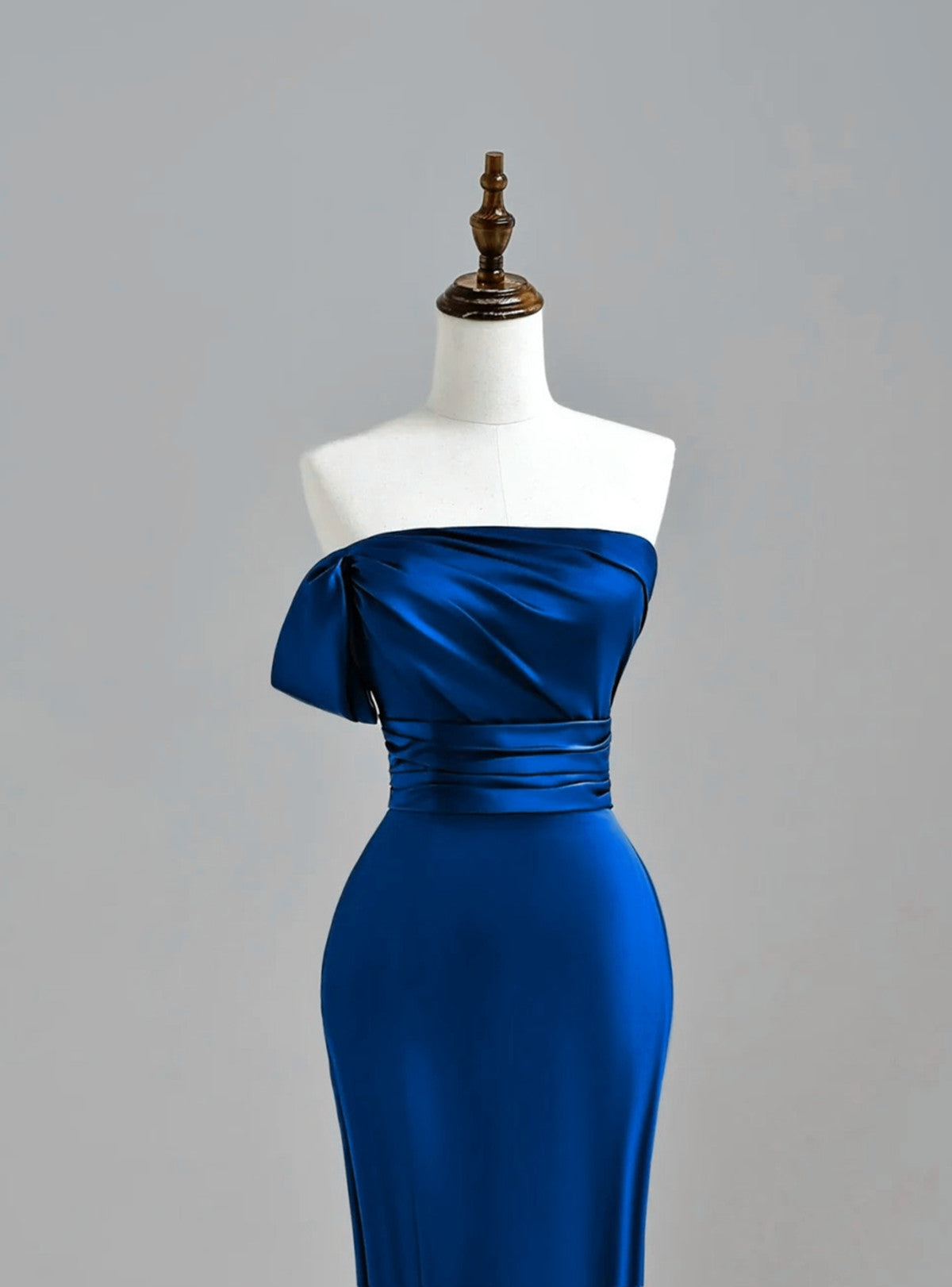 Vestido de fiesta largo de sirena con escote redondo y satén azul real 