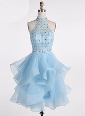 Vestido de fiesta azul claro con capas de cuentas hasta la rodilla 
