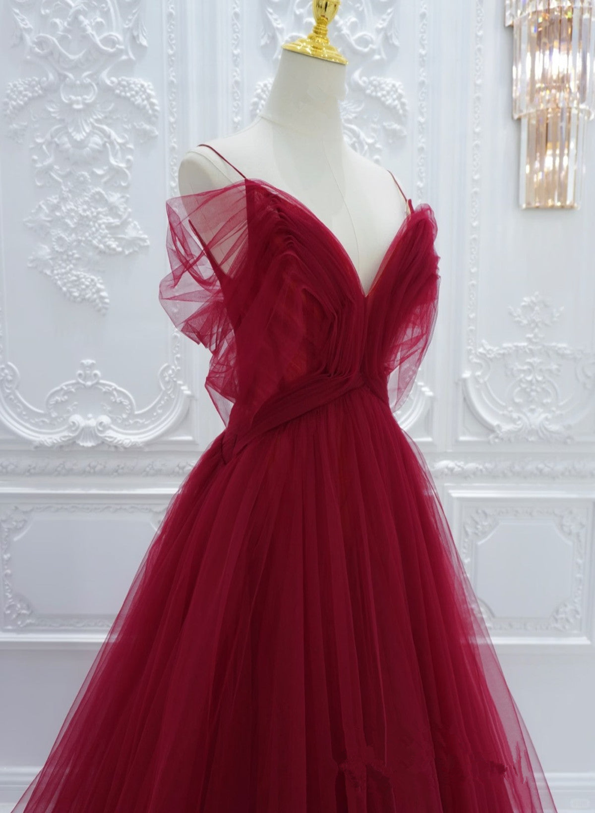Vestido de fiesta largo de tul rojo vino con escote en V 