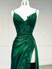 Vestido de noche largo de satén verde con tirantes de encaje y escote halter. 