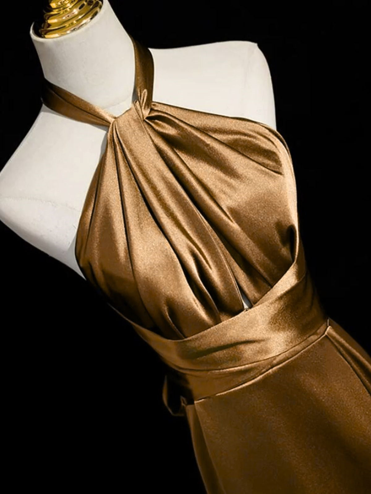 Precioso vestido de fiesta de satén suave con cuello halter y corte A 