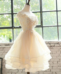 Vestido de fiesta corto con capas de organza y flores preciosas 