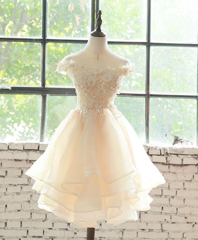 Vestido de fiesta corto con capas de organza y flores preciosas 