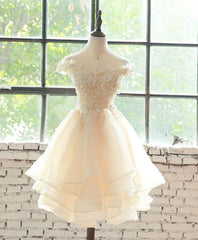 Vestido de fiesta corto con capas de organza y flores preciosas 