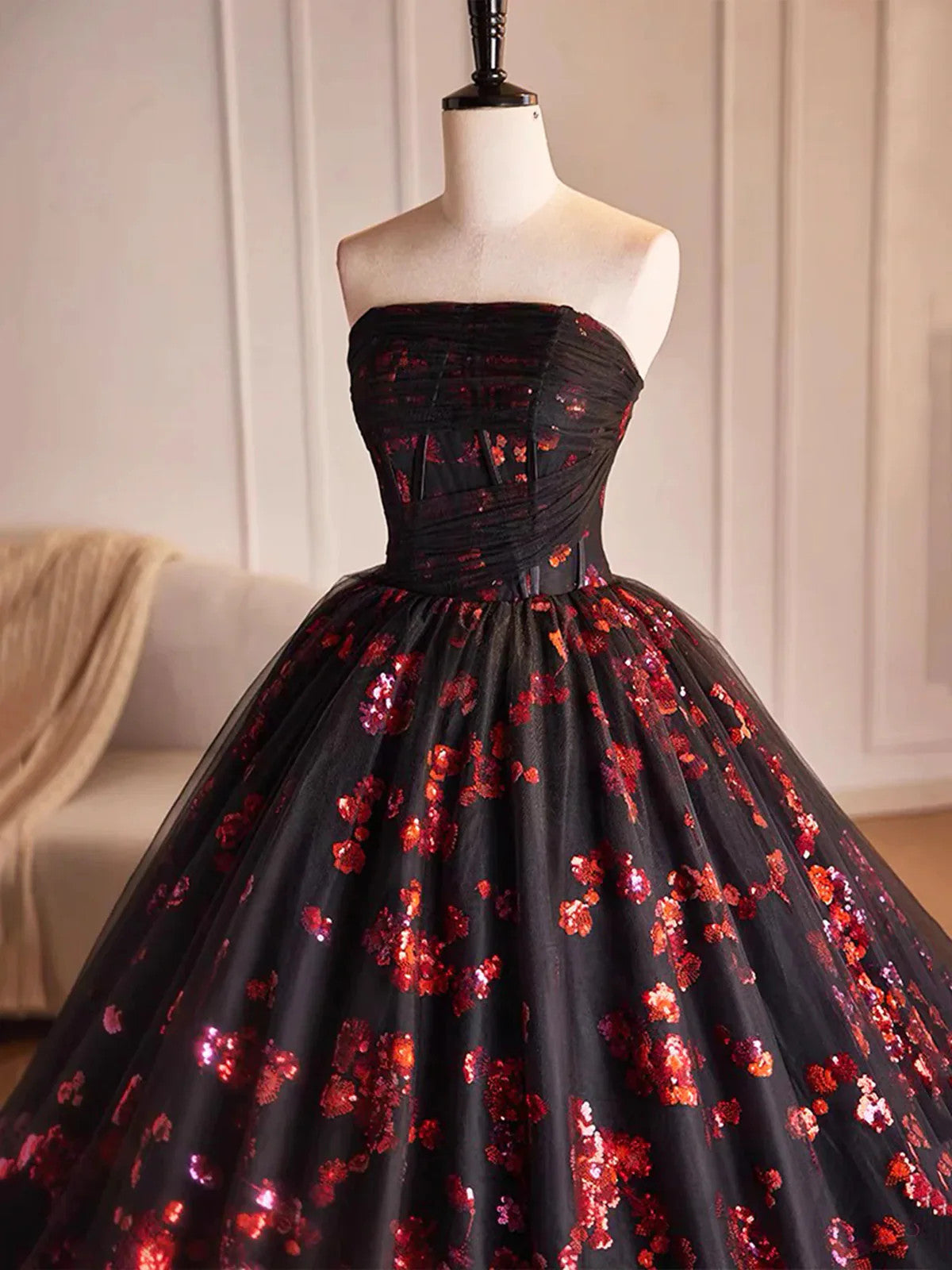 Vestido de fiesta con flores negras y rojas, corte A y escote redondo 