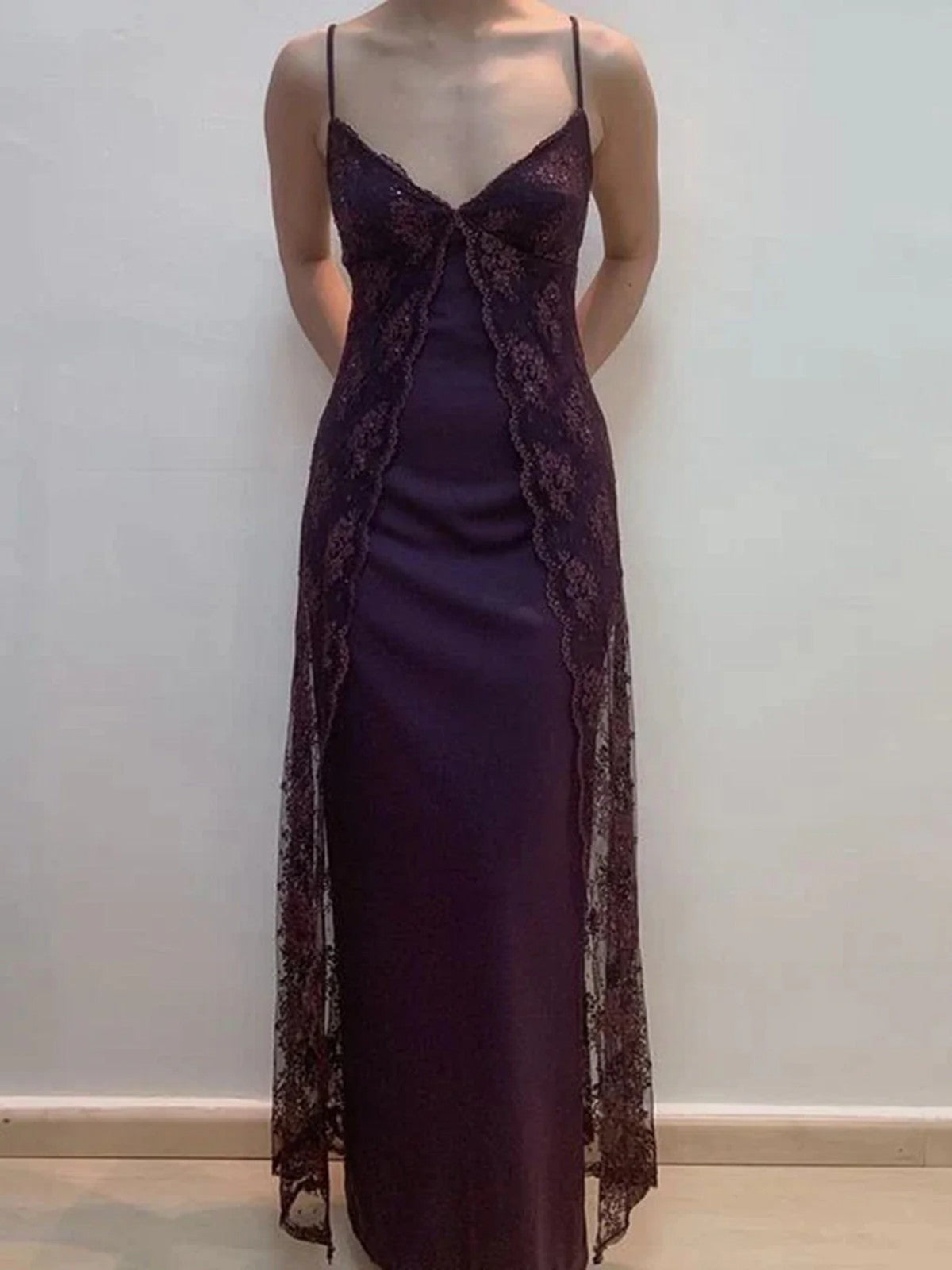 Vestido de fiesta largo con tirantes en forma de A y encaje morado 
